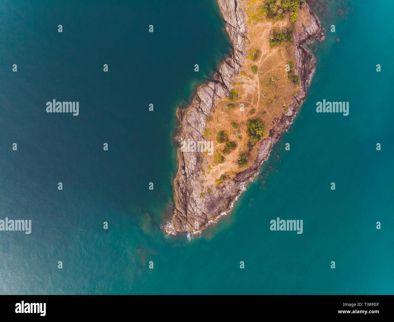 Phomthep o grotta Promthep icona di Phuket, Tailandia. Vista aerea da fuco telecamera della grotta Phromthep view point a Phuket. Foto Stock