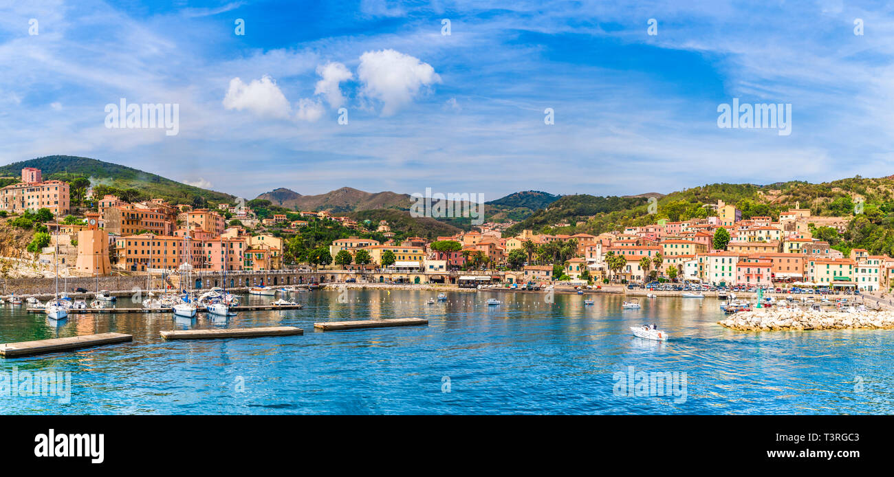 Vista di Rio Marina e Porto, isole Elba, Toscana, Italia Foto Stock