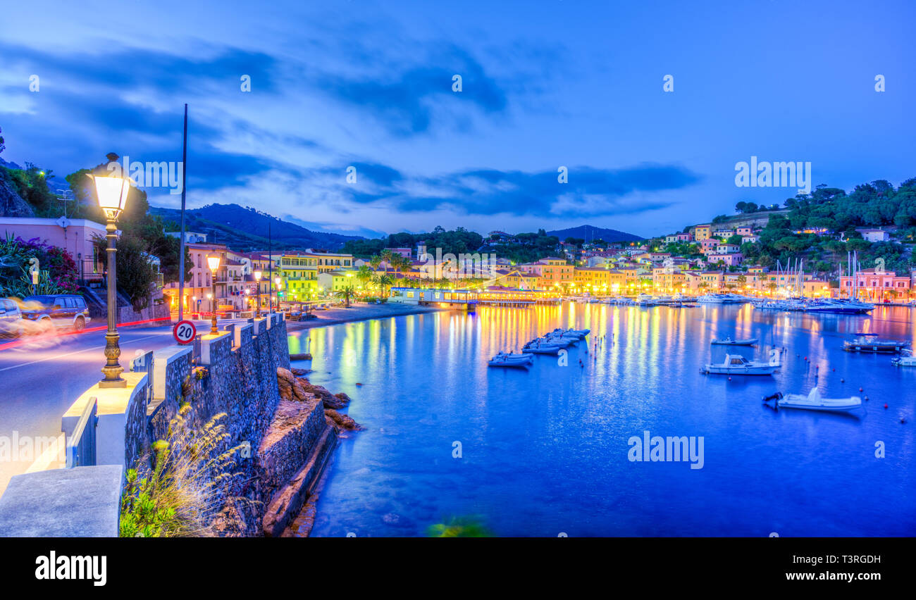 Porto e paese di Porto Azzurro a blue ora, isole Elba, Toscana, Italia Foto Stock
