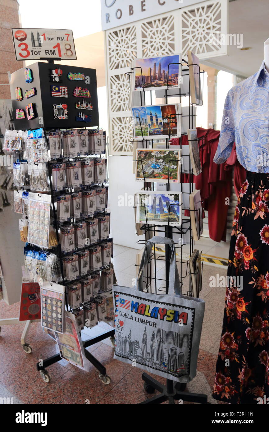 Tasto malese anelli e negozio di souvenir sul display in vendita presso il Putra moschea a Putrajaya Malaysia Foto Stock