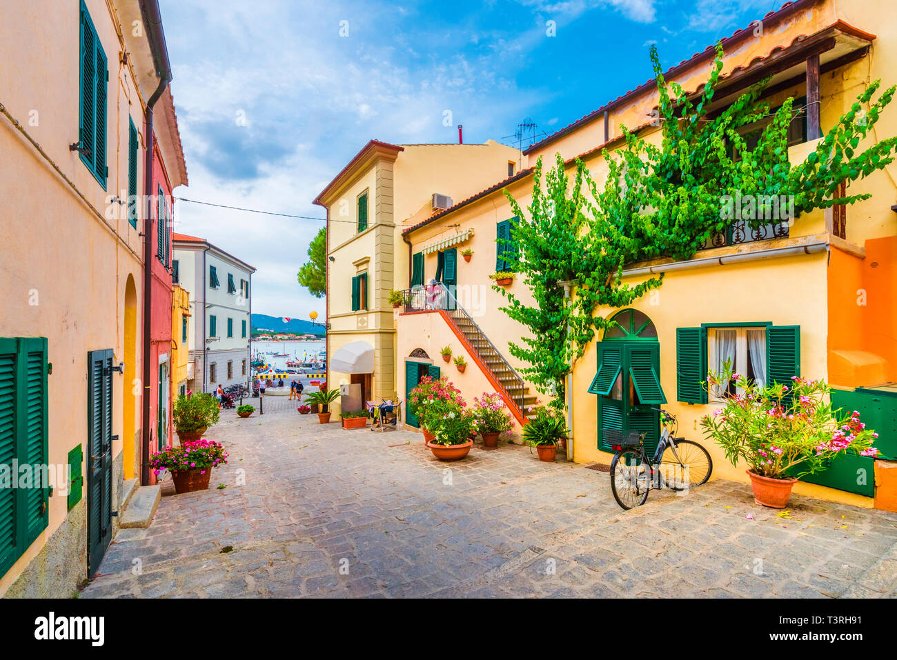 Strada di città di Marina di Campo a Isola d'Elba, Toscana, Italia. Foto Stock