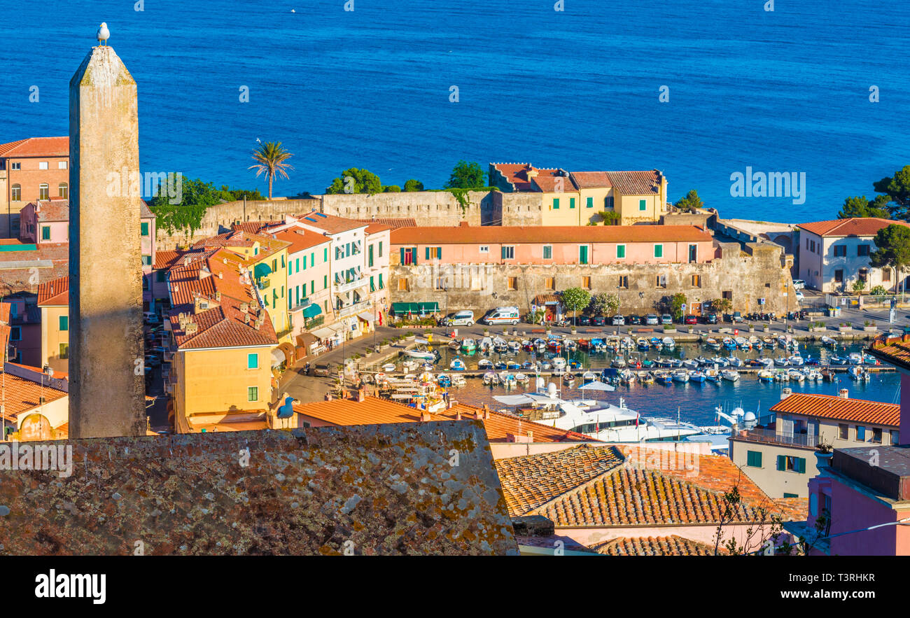 Città vecchia e il porto di Portoferraio, Isola d'Elba, Italia. Foto Stock
