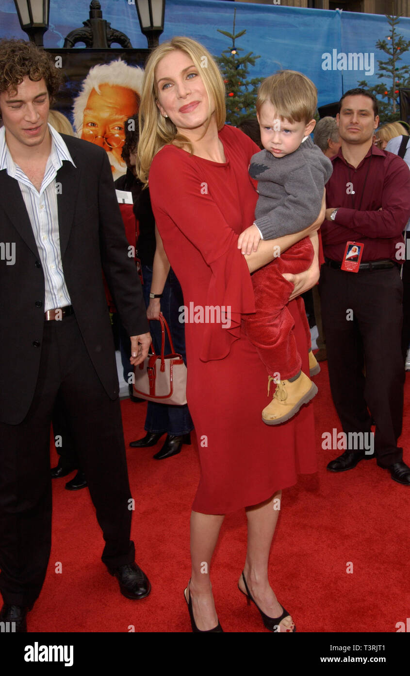 LOS ANGELES, CA. Ottobre 27, 2002: attrice Elizabeth Mitchell & marito e figlio Liam alla premiere mondiale del suo nuovo film la Santa clausola 2, al El Capitan Theater di Hollywood. © Paul Smith / Featureflash Foto Stock
