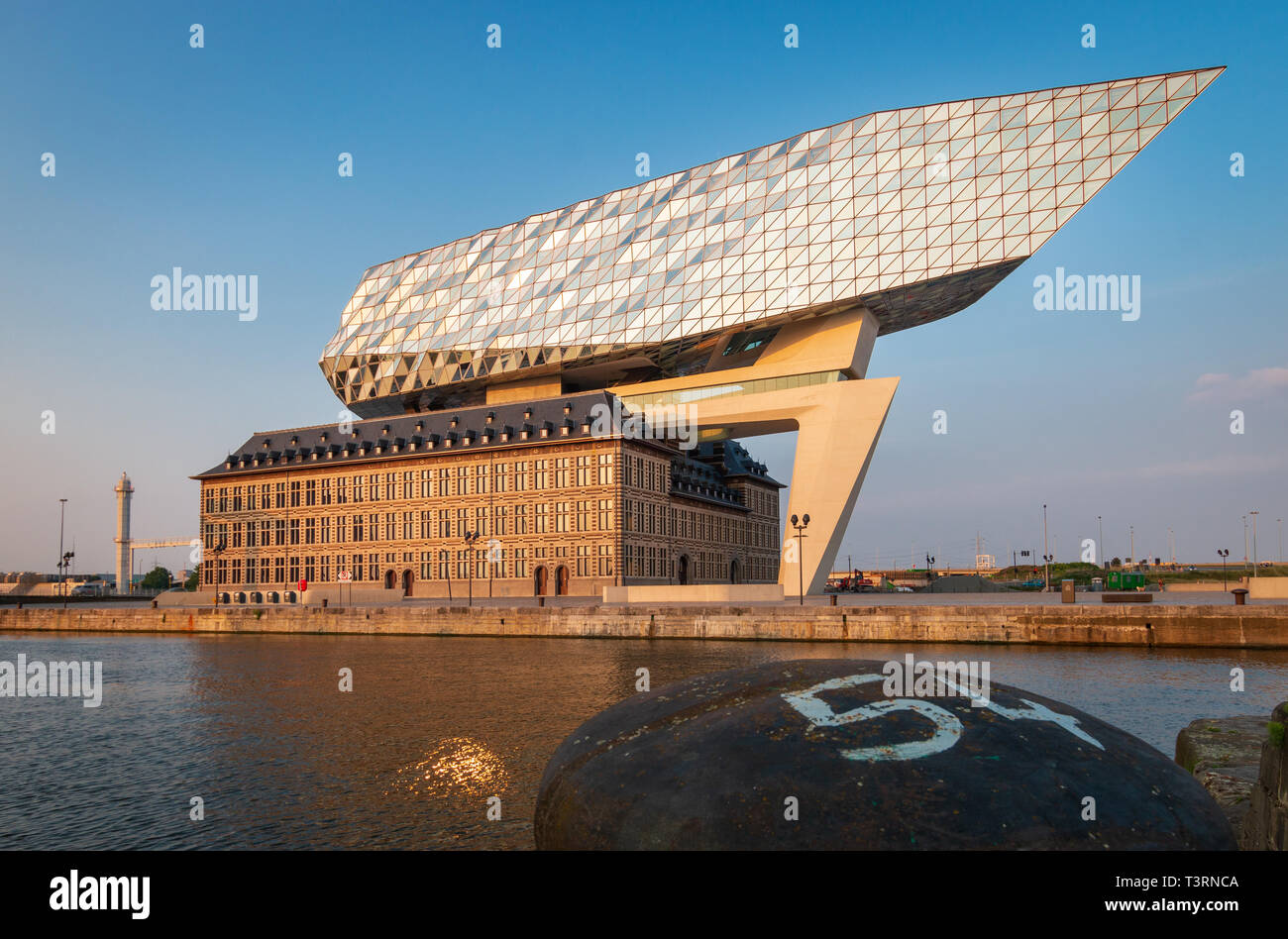 Anversa, Belgio - 9 Giugno 2018: vista sul porto nuovo Casa (Havenhuis), la sede dell'Autorità portuale di Anversa, progettato dall'architetto Zaha aveva Foto Stock
