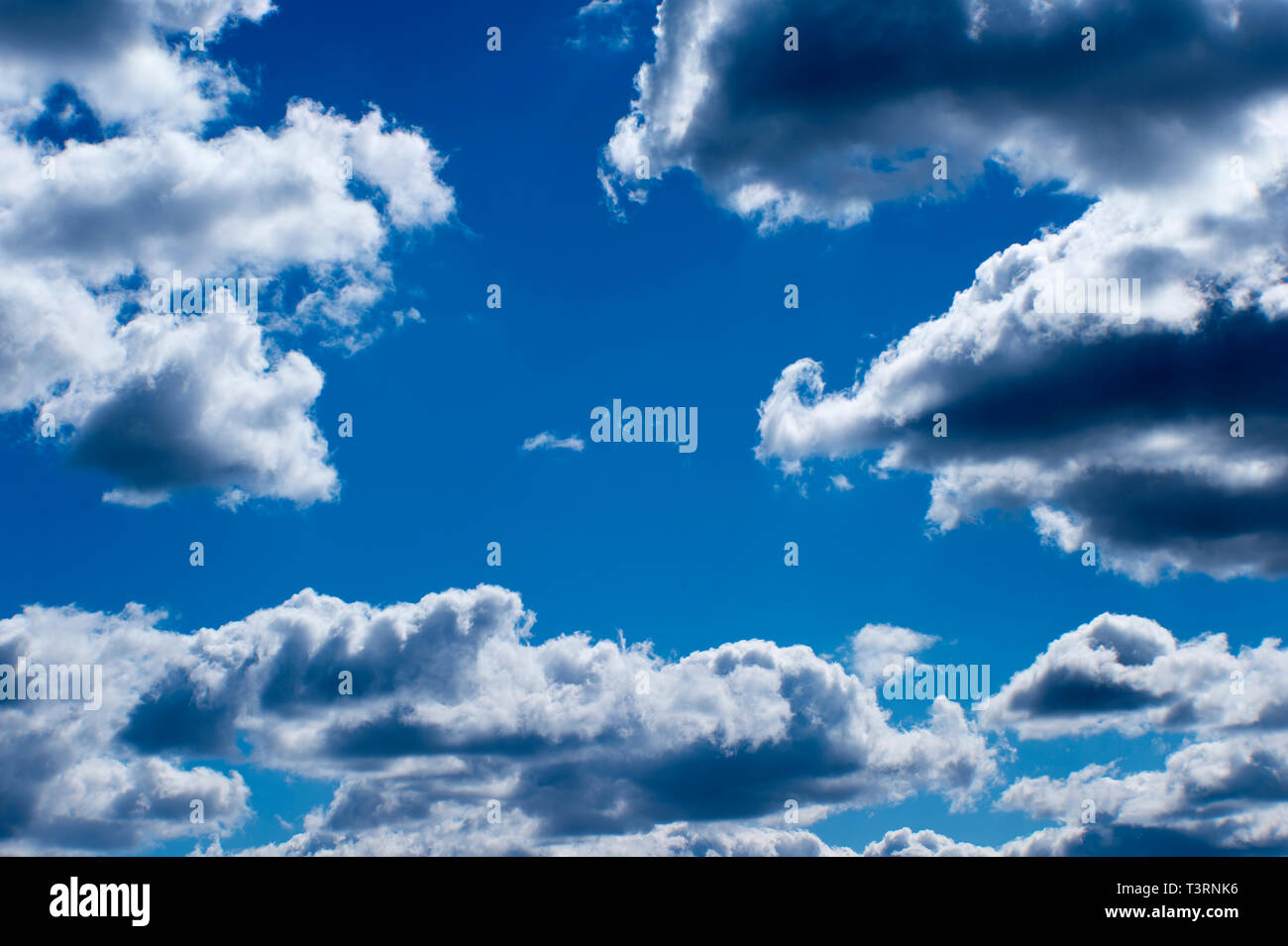 Sfondo Sfocato Cielo Blu E Cumuli Di Nuvole Bianche Nel Profilo Della Luce Del Sole Foto Stock Alamy
