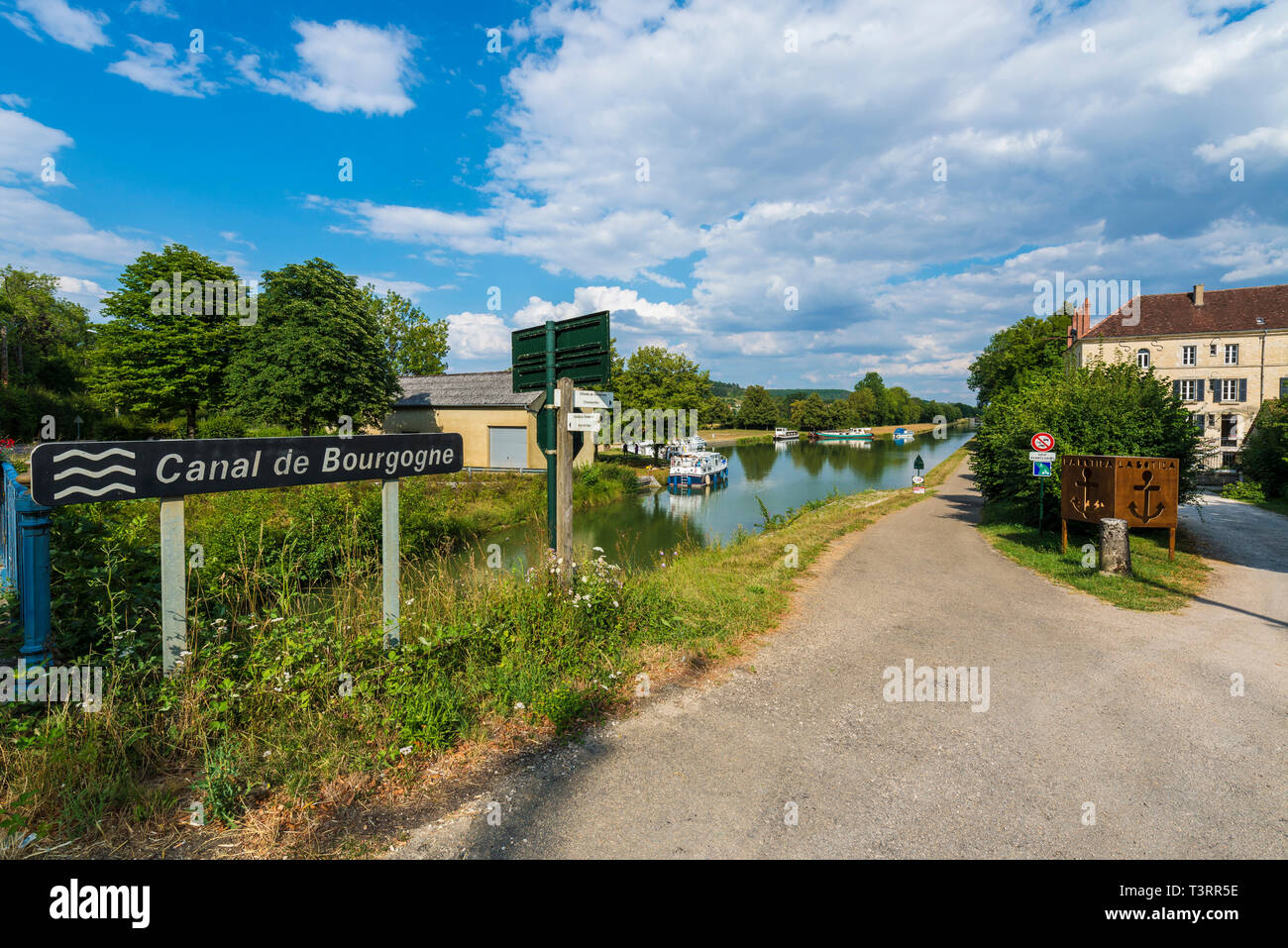Ancy-le-Franc (Francia nord-orientale): chiatte sul Canale di Borgogna (francese: Canal de Bourgogne) *** Caption locale *** Foto Stock