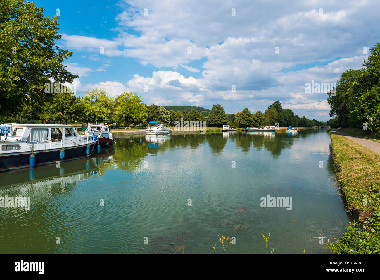 Ancy-le-Franc (Francia nord-orientale): chiatte sul Canale di Borgogna (francese: Canal de Bourgogne) *** Caption locale *** Foto Stock