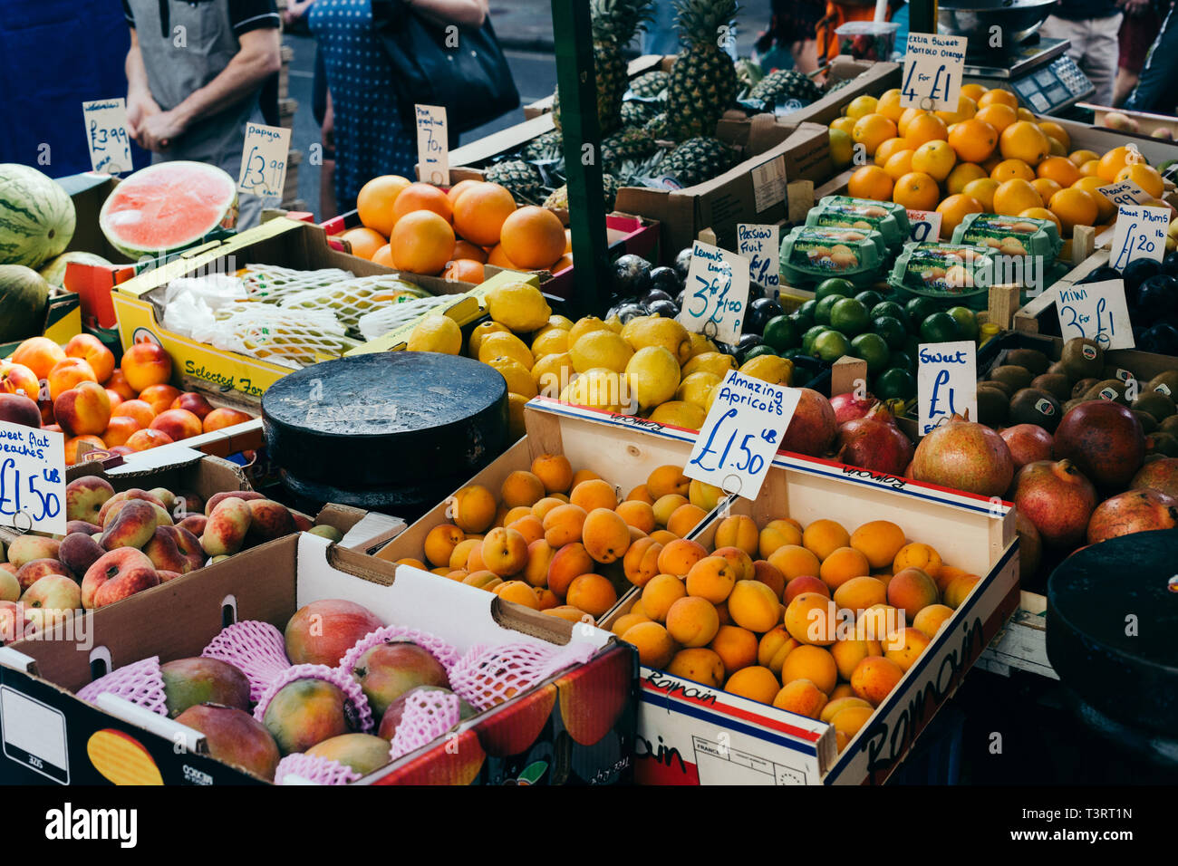 LONDON, Regno Unito - 21 Luglio 2017: frutta fresca in vendita su una strada del mercato di Portobello, Londra Foto Stock
