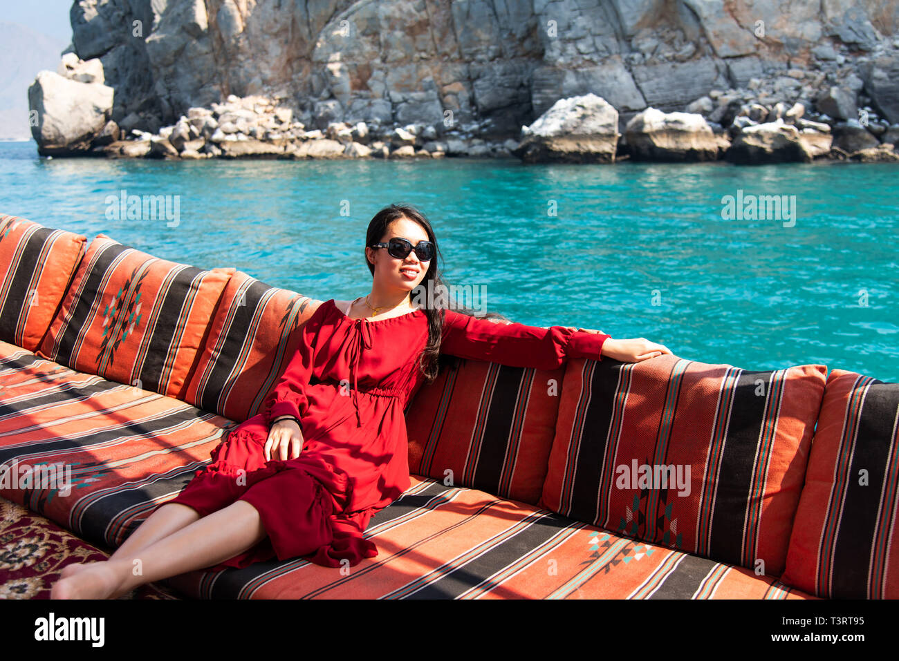 Donna con divertimento su una barca dhow crociera Foto Stock