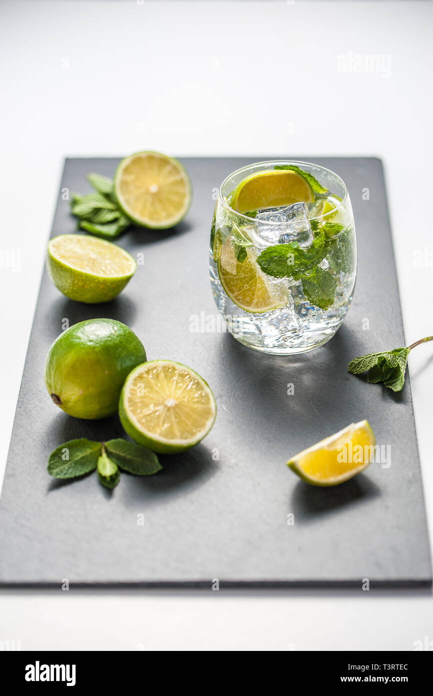 Summer cocktail concetto: fresco mojito sul tagliere con il verde lime Foto Stock
