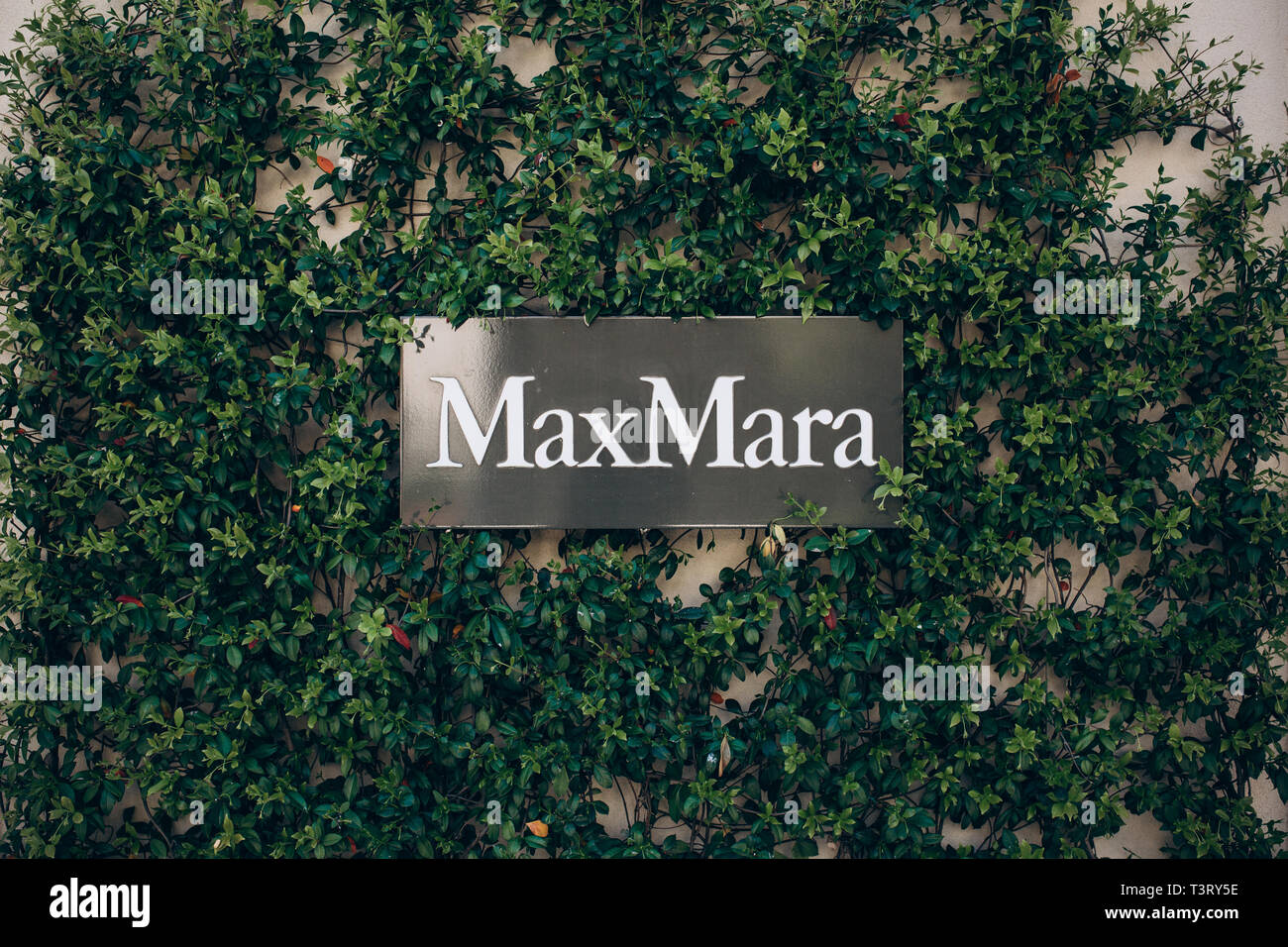 Montenegro, Tivat, Aprile 9, 2019: Strada segno all'ingresso del negozio MaxMara. Marchio italiano e negozio di moda di vestiti e di profumeria. Foto Stock