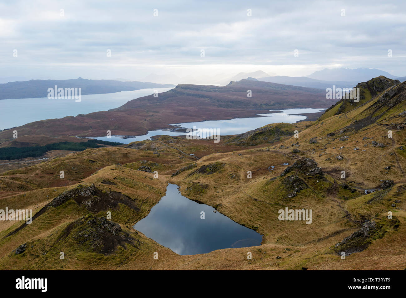 Lochan sul Trotternish Ridge, con vista sul Loch Leathan e il suono di Raasay, Isola di Skye, regione delle Highlands, Scotland, Regno Unito Foto Stock