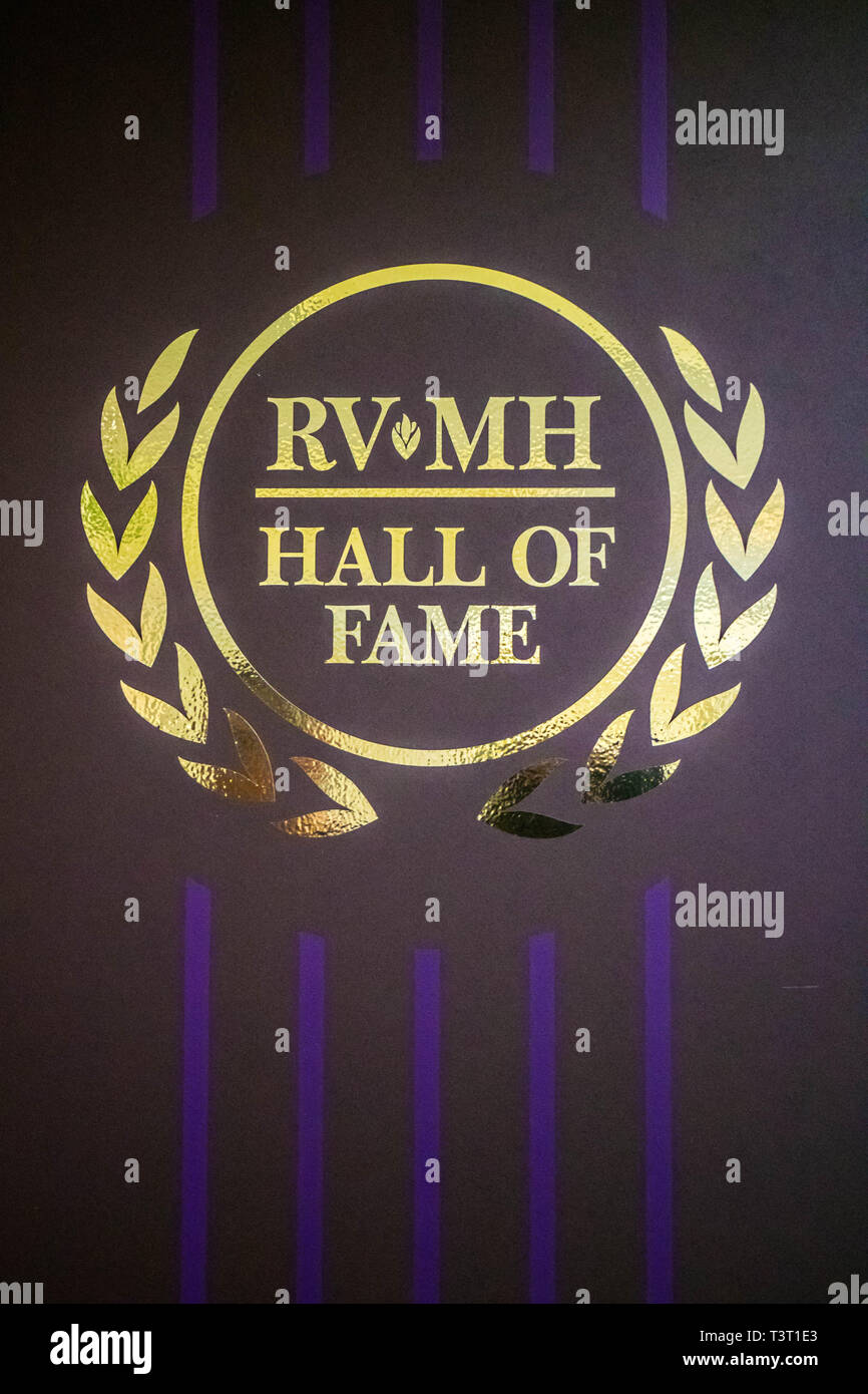 RV/MH Hall of Fame, IN, Stati Uniti d'America - 1 Luglio 2018: Un tappeto formato adesivo logo del RV/MH Hall of Fame Museum Foto Stock