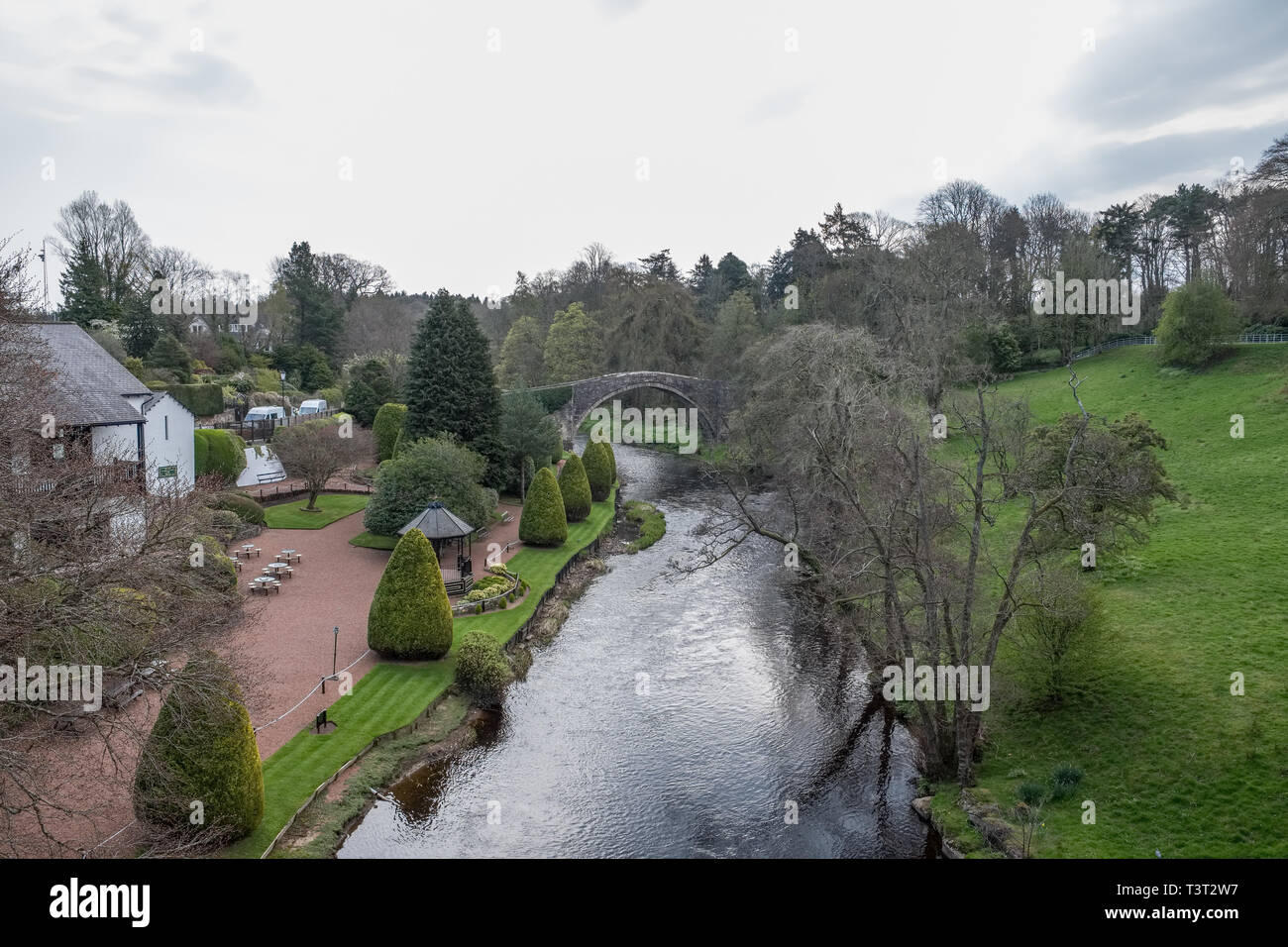 Alloway, Scotland, Regno Unito - 09 Aprile 2019: Auld Brig in Alloway in Ayr essendo il più antico ponte di tipo noto nel settore e famosa per molte delle poesie di Foto Stock