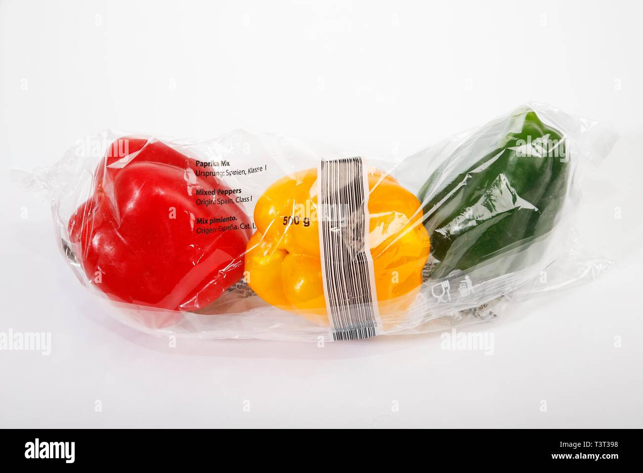Rosso, giallo e i peperoni verdi (Capsicum annuum) dal supermercato avvolti in una pellicola termocontrattile in plastica, verdure in un imballaggio plastico, rifiuti in plastica Foto Stock