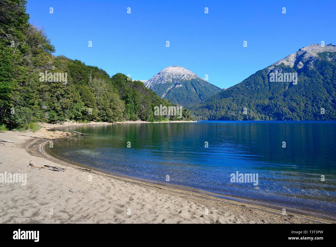 Spiaggia di sabbia spiaggia al lago, lago Traful, provincia Neuquen, Patagonia, Argentina Foto Stock