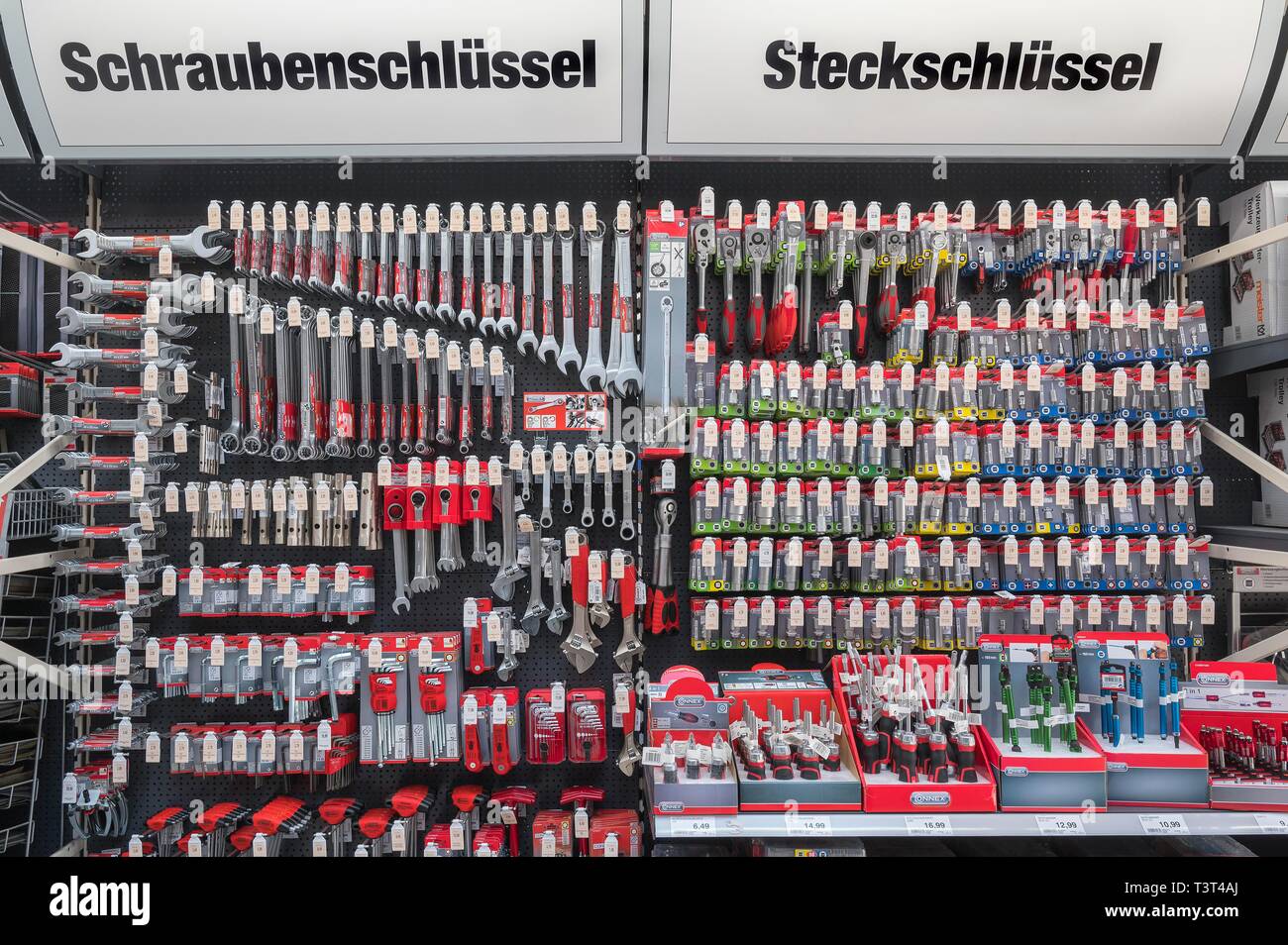 Cacciaviti e chiavi a bussola in negozio di ferramenta, Monaco di Baviera,  Baviera, Baviera, Germania Foto stock - Alamy