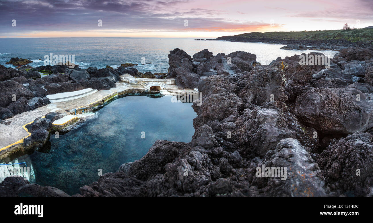 Angolo di alta vista delle formazioni rocciose in spiaggia Foto Stock