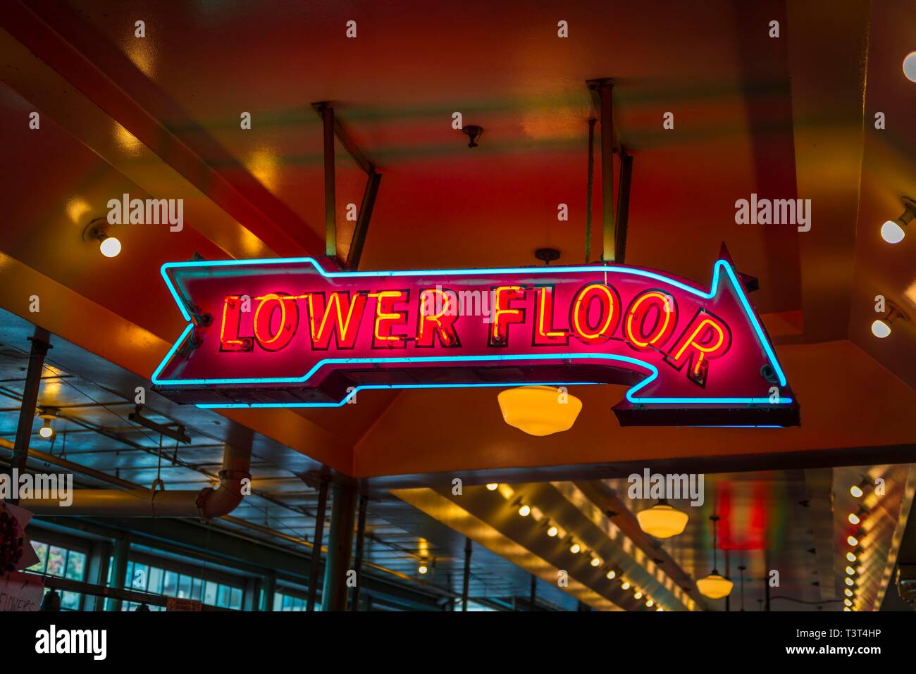 Mercato pubblico illuminato a firmare al seminterrato, piano inferiore, del Mercato di Pike Place, Seattle, Washington, Stati Uniti d'America Foto Stock