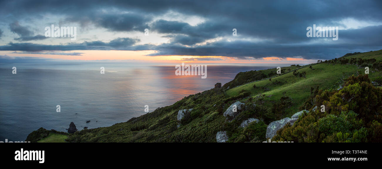 Vista aerea di campi rurali nel paesaggio costiero Foto Stock