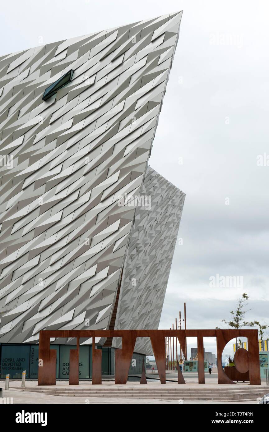 Titanic scritte nella parte anteriore del Titanic Belfast Museum, Titanic Quarter, Belfast, County Antrim, Irlanda del Nord e Gran Bretagna Foto Stock