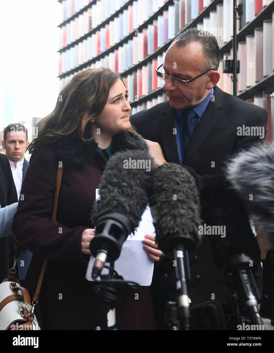 La famiglia di Charlotte Brown, suor Katie Brown e padre Graham Brown, parlando al di fuori del Vecchio Bailey, Londra In seguito alla comparsa di motoscafo Jack killer Pastore che è stato restituito al Regno Unito dopo dieci mesi di corsa. Foto Stock