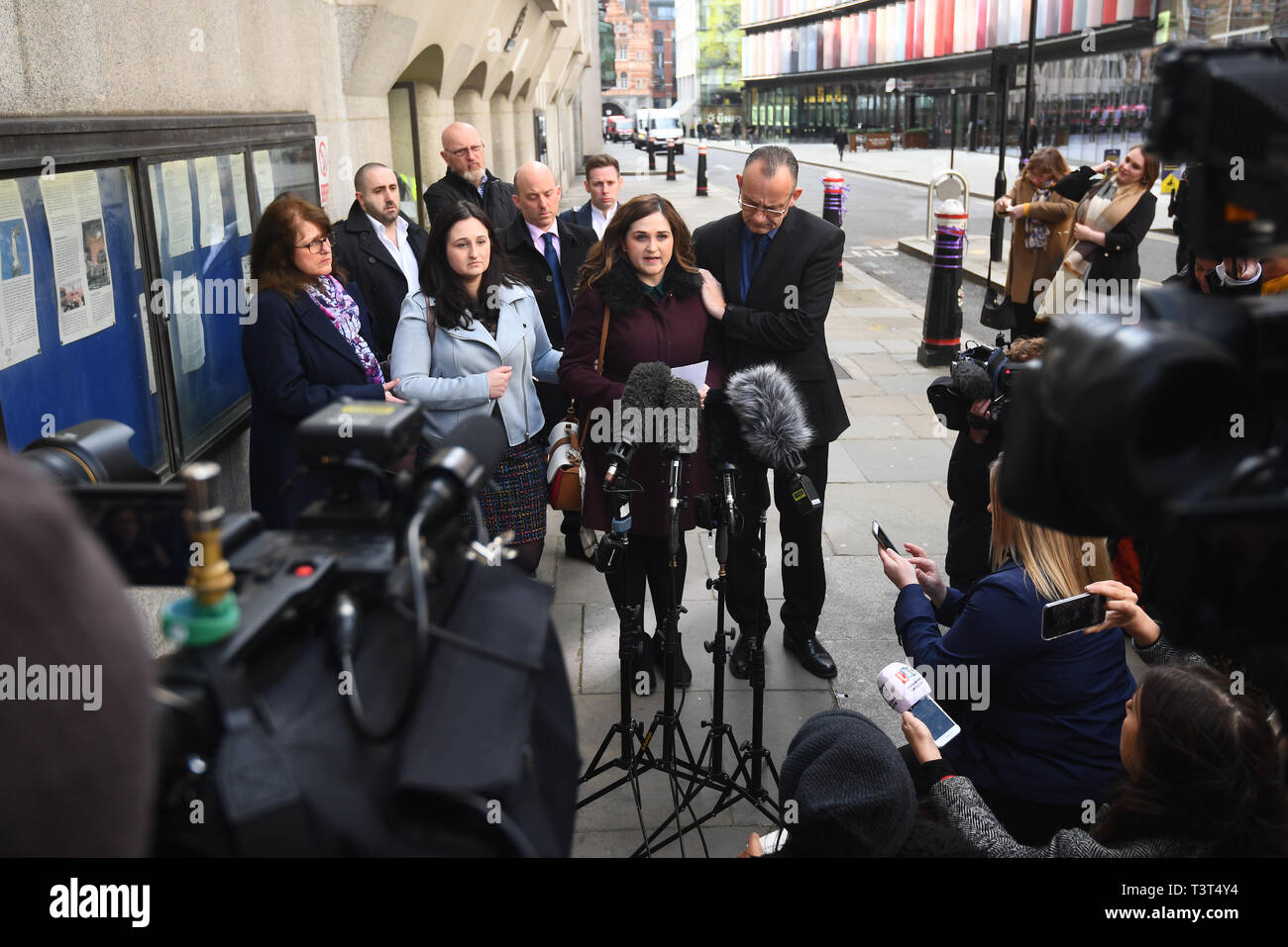 La famiglia di Charlotte Brown, (da sinistra a destra) madre Roz Wickens, sorelle Vicky e Katie Brown e padre Graham Brown, parlando al di fuori del Vecchio Bailey, Londra In seguito alla comparsa di motoscafo Jack killer Pastore che è stato restituito al Regno Unito dopo dieci mesi di corsa. Foto Stock