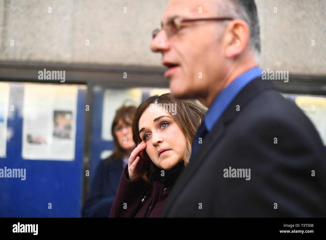 La sorella di Charlotte Brown, Katie Brown, parlando al di fuori del Vecchio Bailey, Londra In seguito alla comparsa di motoscafo Jack killer Pastore che è stato restituito al Regno Unito dopo dieci mesi di corsa. Foto Stock