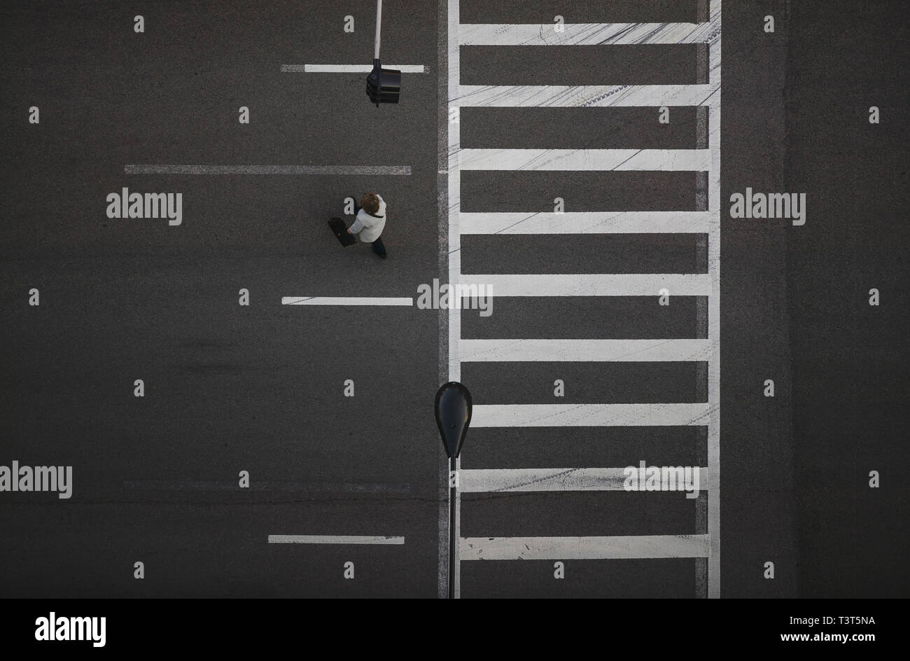 Angolo di alta vista di attraversamento pedonale street Foto Stock