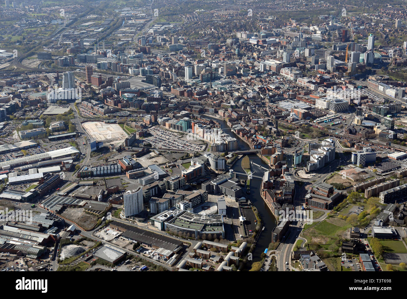 Vista aerea del centro cittadino di Leeds da oltre la croce verde Foto Stock