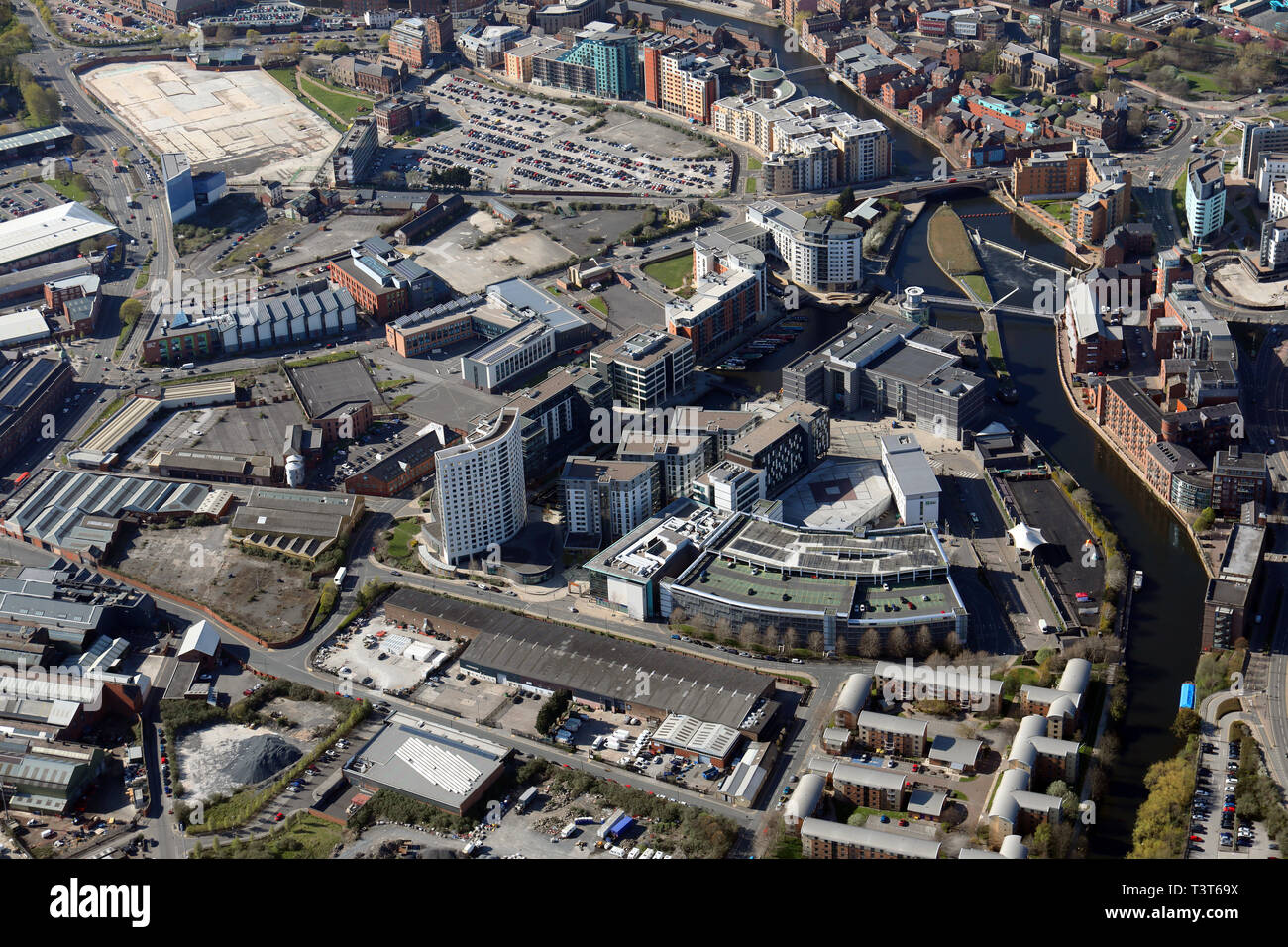 Vista aerea del centro cittadino di Leeds da oltre la croce verde Foto Stock