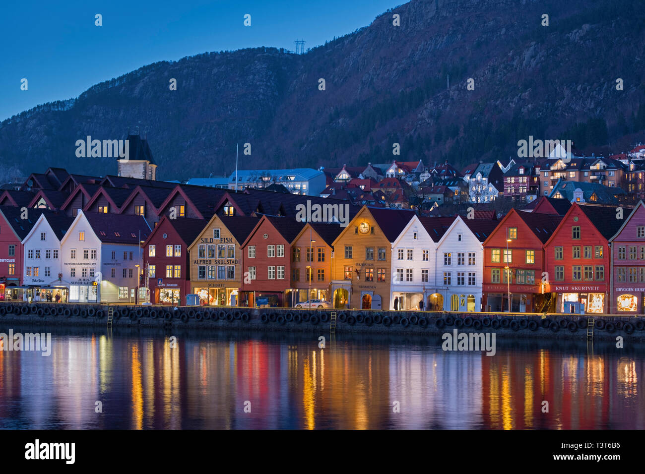 Colorate case di mercanti Bryggen a Bergen in Norvegia Foto Stock Colorate case di mercanti Bryggen a Bergen in Norvegia Foto Stock