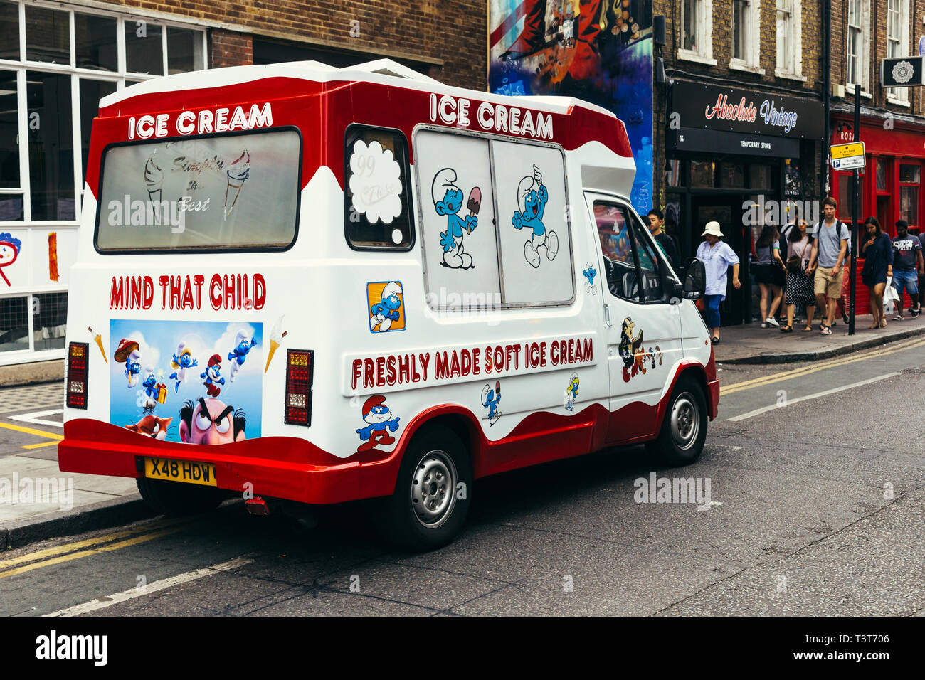 London, Regno Unito - 22 Luglio 2018: Gelato van parcheggiato sul Brick Lane a Londra, Regno Unito Foto Stock