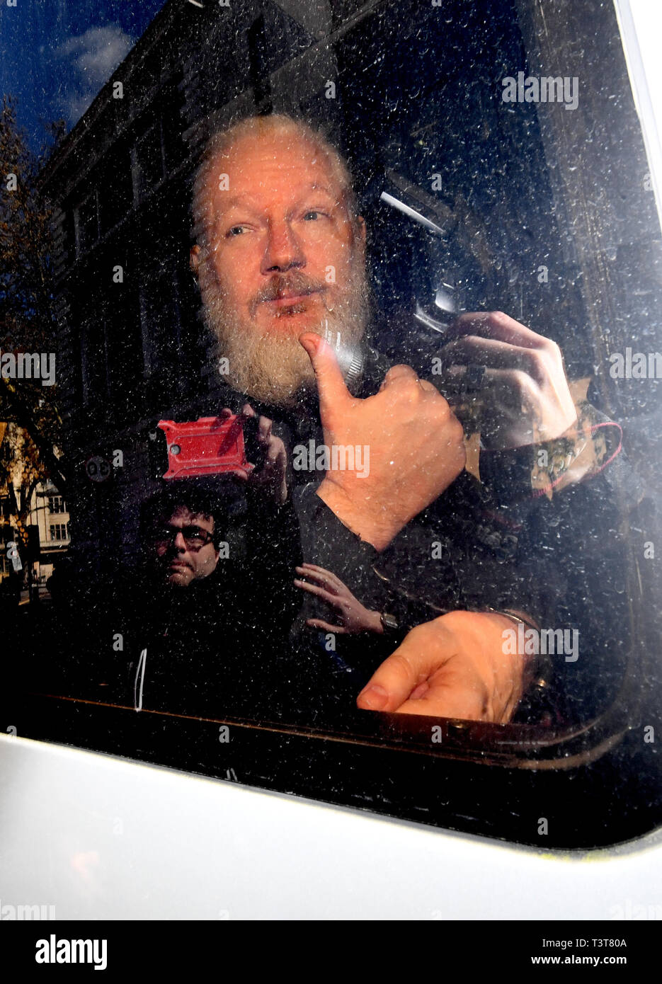 Julian Assange arriva a Westminster Magistrates' Court di Londra, dopo che il fondatore di WikiLeaks è stato arrestato da ufficiali della Polizia Metropolitana e presi in custodia in seguito il governo ecuadoriano ha la revoca del diritto di asilo. Foto Stock