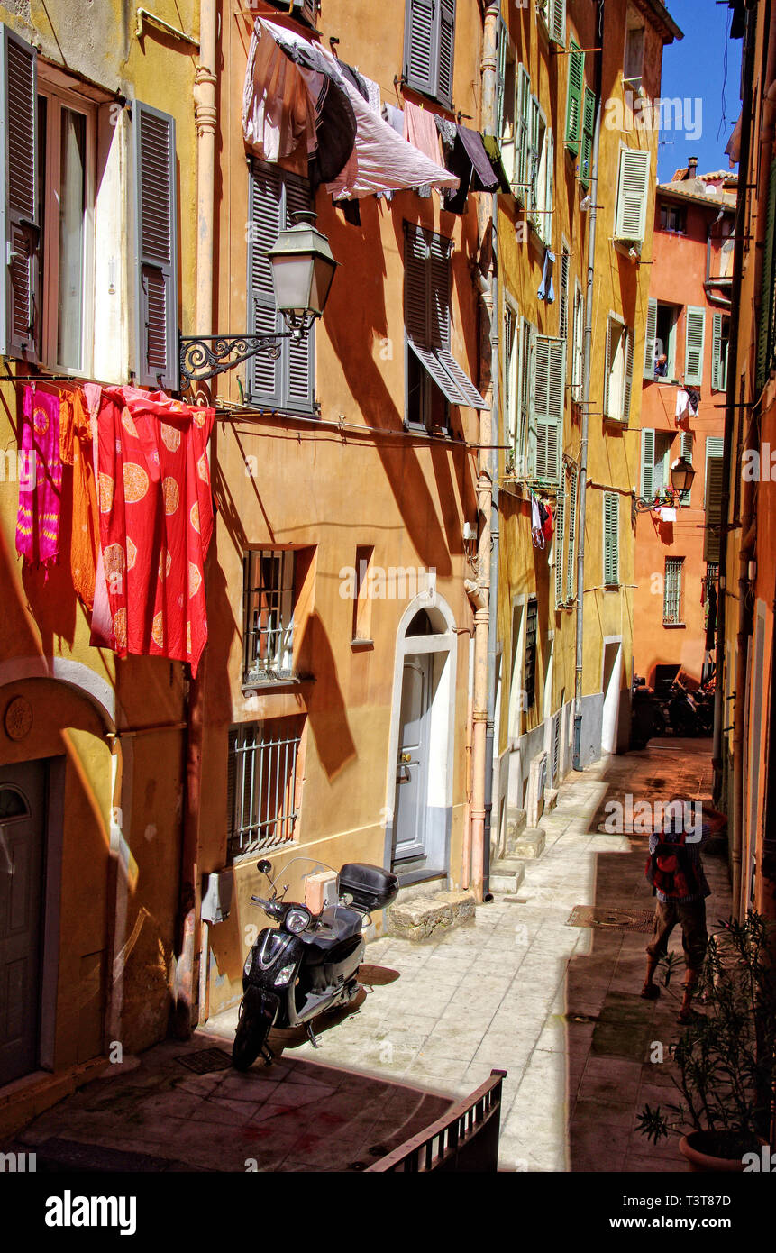Nizza (sud-est della Francia): edifici con facciate colorate in un vicolo della Città Vecchia di Nizza. Servizio lavanderia essiccazione nella parte anteriore di windows Foto Stock