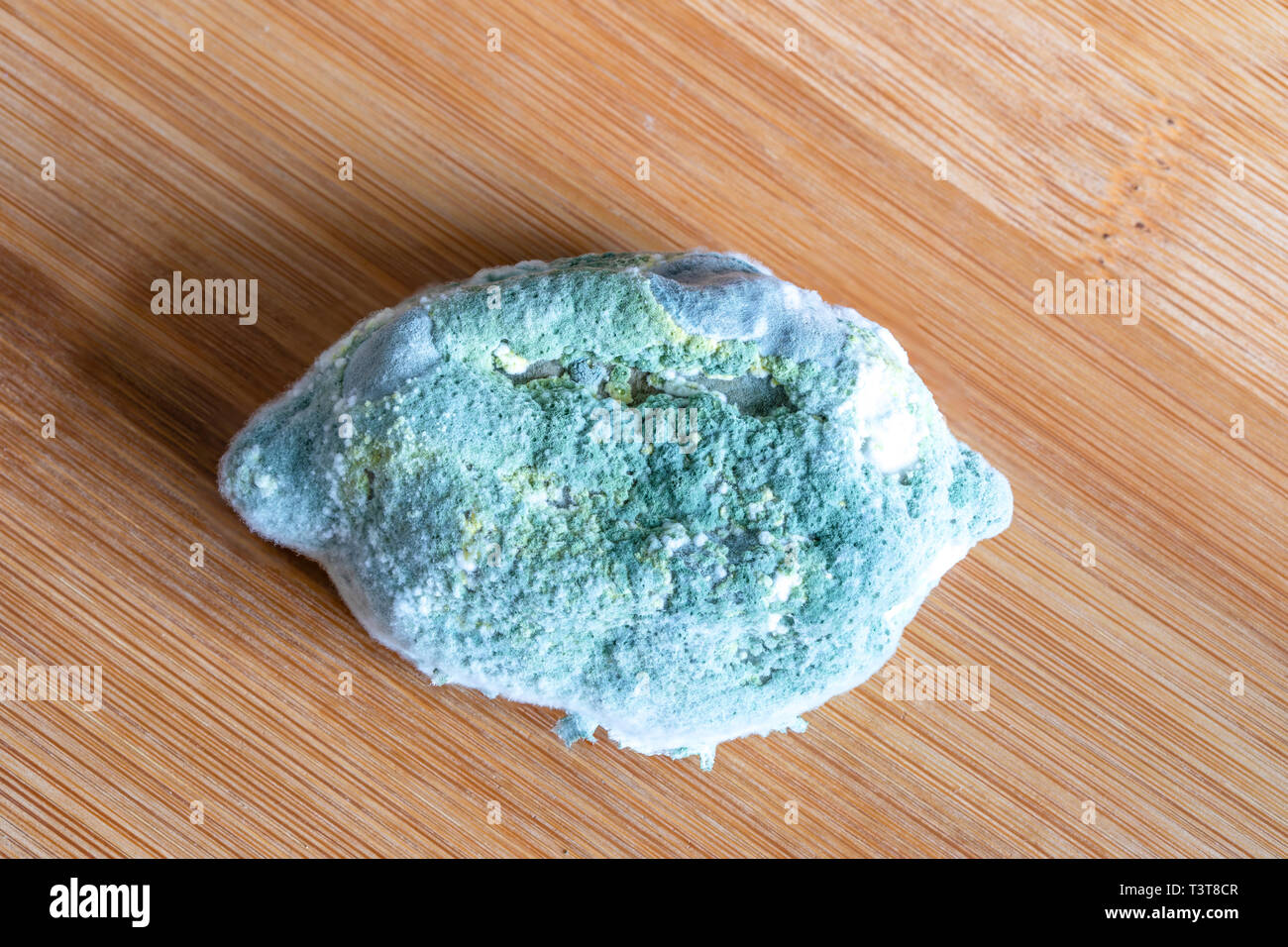 Non limone fresco ricoperti di stampo, ammuffito frutta colorati. Foto Stock