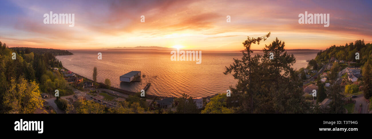 Vista panoramica del tramonto sul lago nel paesaggio remoto Foto Stock