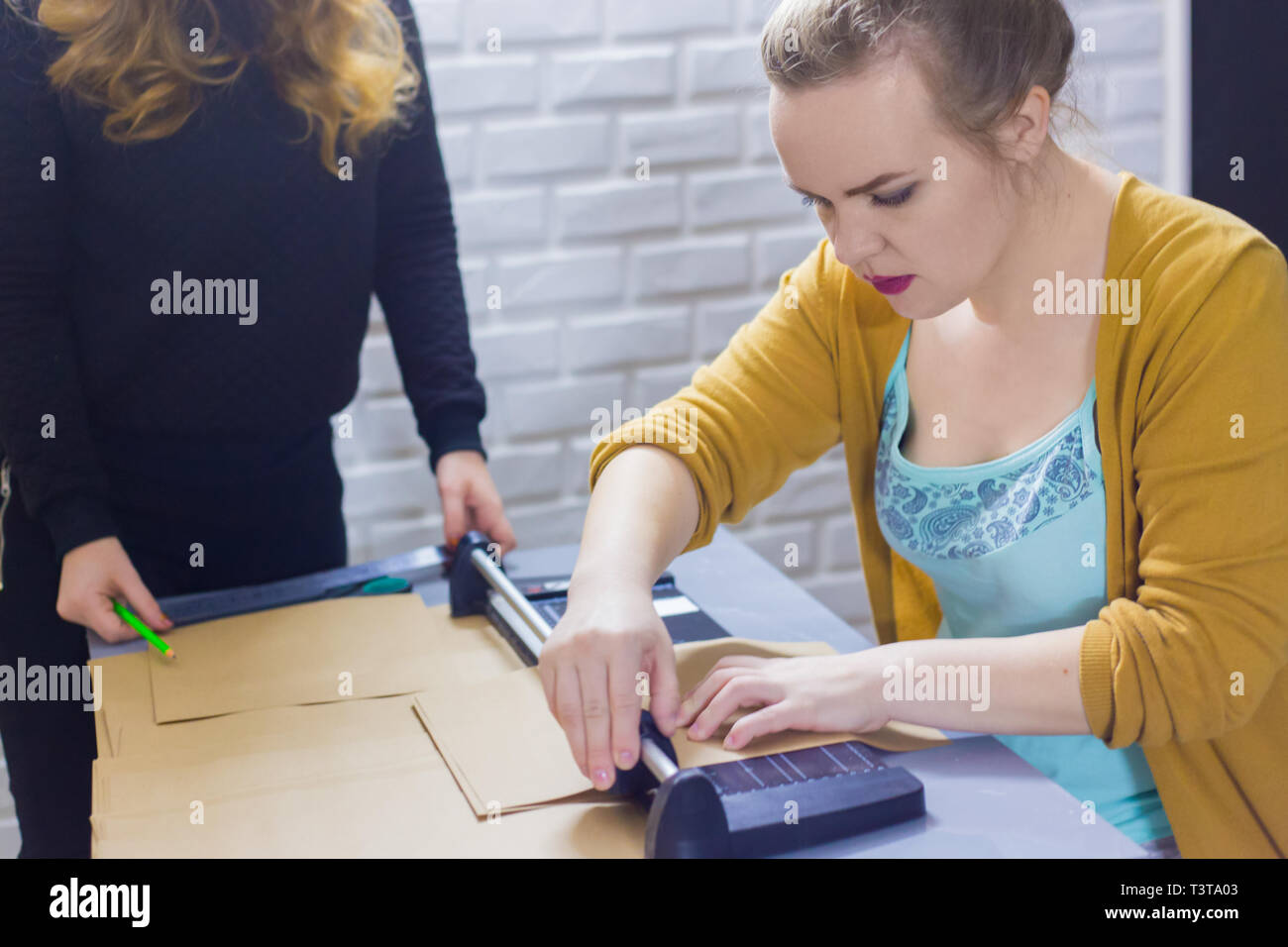 Donne professionali decoratori che lavorano con carta kraft Foto Stock