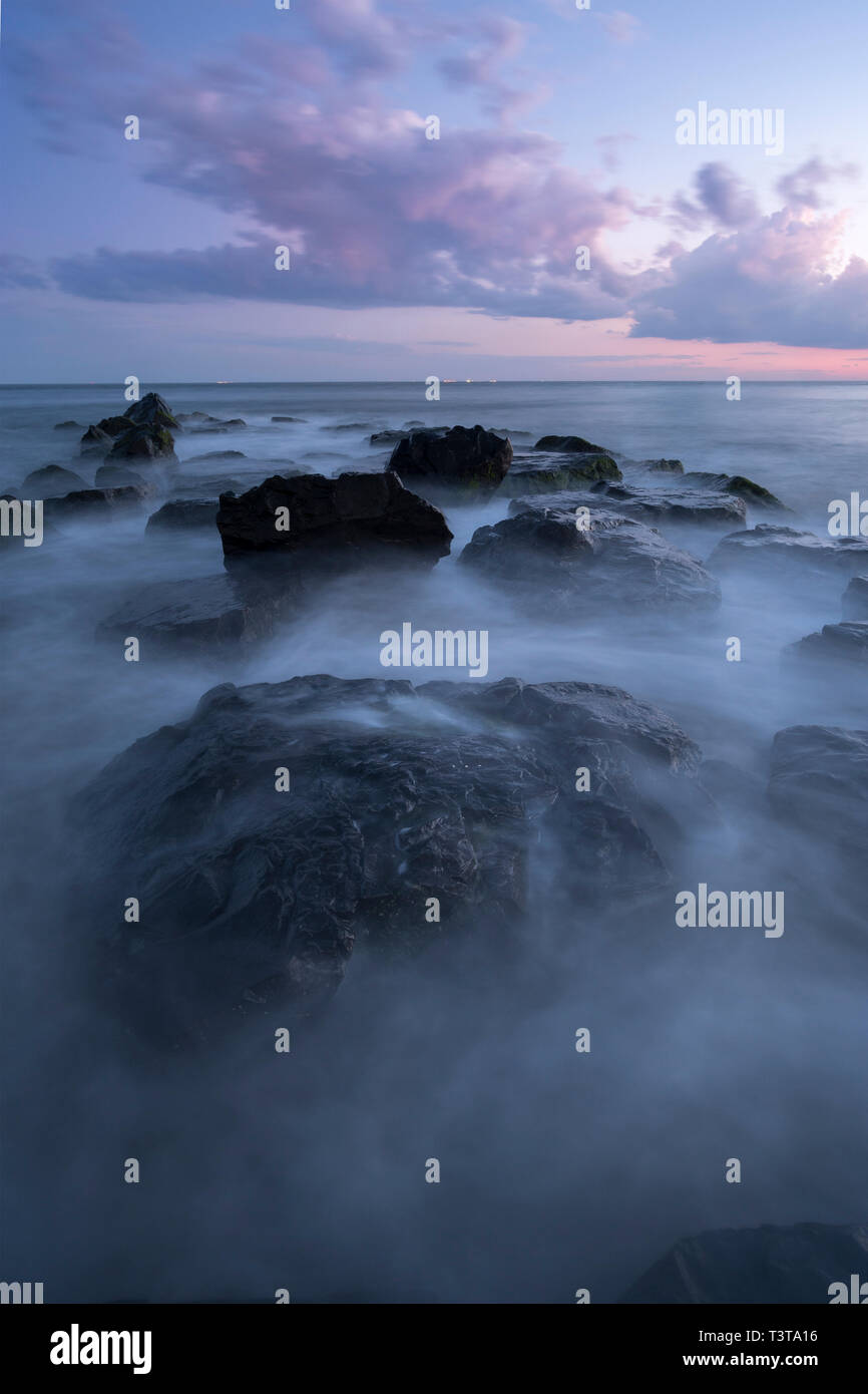 La nebbia sulle rocce a ocean Foto Stock