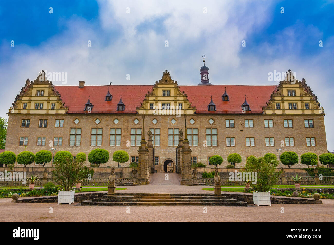 Bella vista panoramica del Palazzo Weikersheim dal giardino barocco, il più bel palazzo di Hohenlohe regione in Baden-Württemberg,... Foto Stock