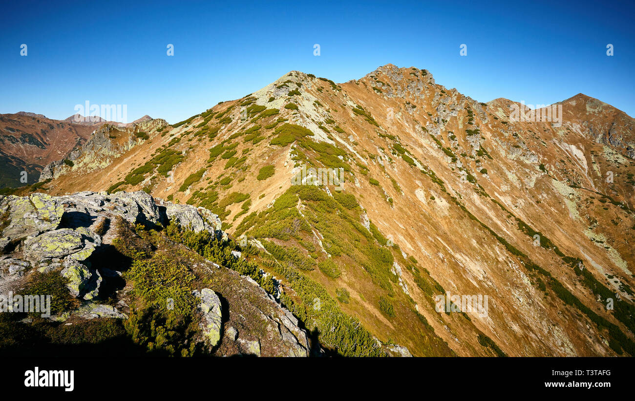 Alti Tatra, Slovacchia. 13 ottobre, 2018. Vista del 'Otrhance' montagna cresta in Západné Tatry, Alti Tatra, Slovacchia. Foto Stock