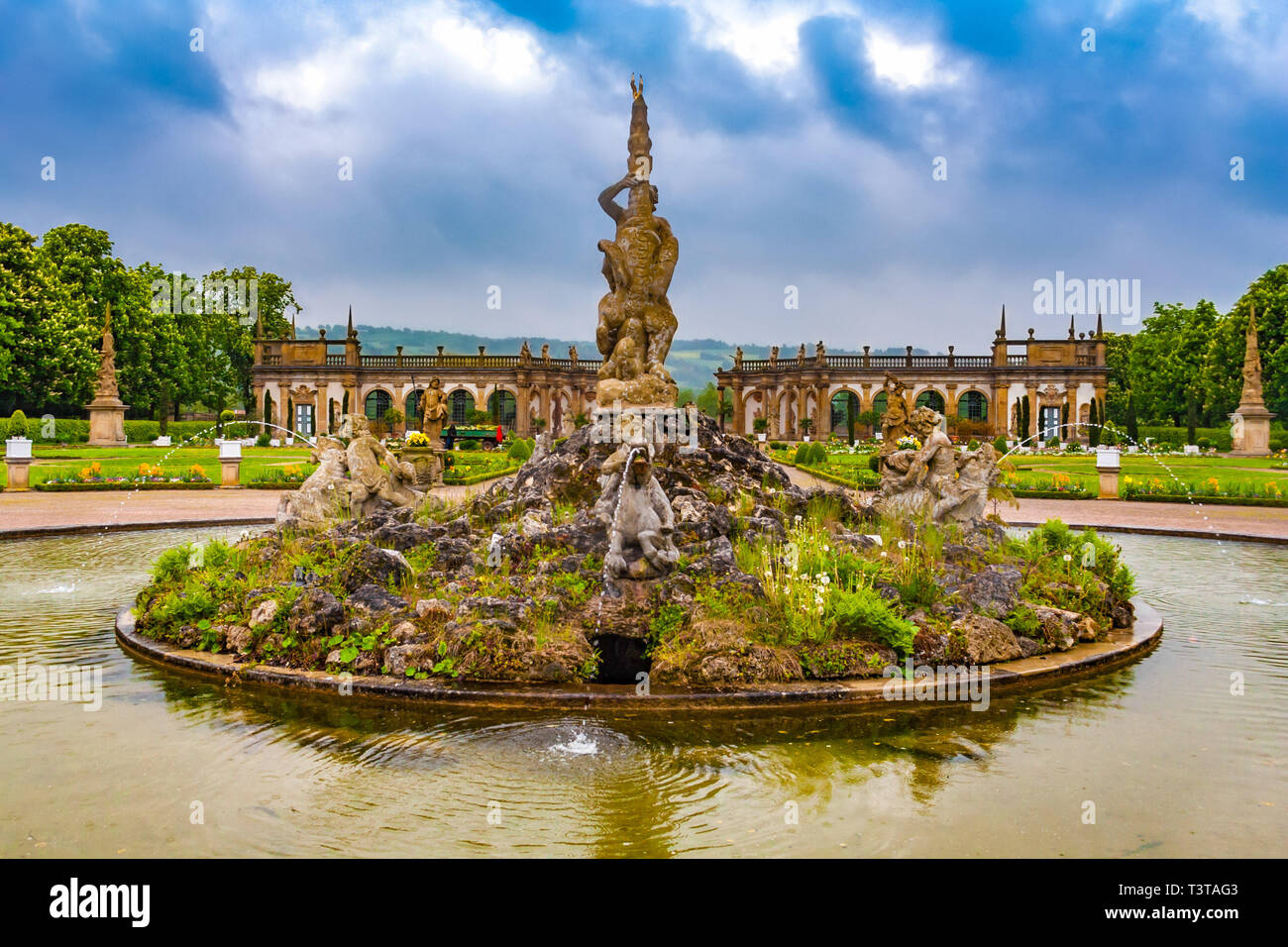 Pittoresca vista ravvicinata della fontana scultorea di Ercole nel mezzo del giardino barocco nel famoso Rinascimento country estate... Foto Stock