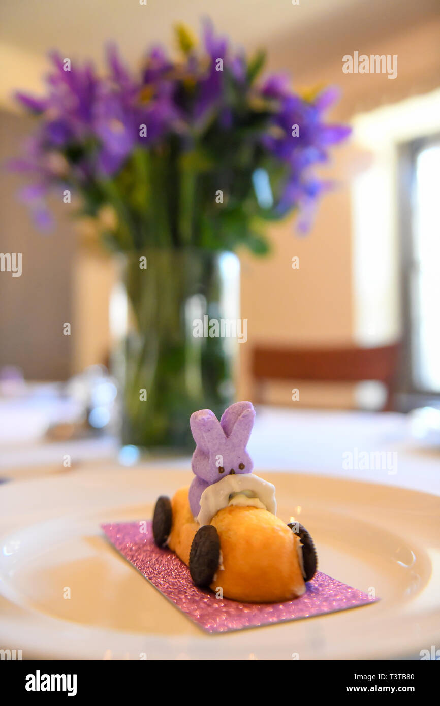Decorazioni di Pasqua - fiori di Pasqua - Pasqua impostazione tabella - molto carino decorazione di Pasqua - Pasqua gastronomica - Pasqua candy - Pasqua - tratta Twinkie - Pigoli Foto Stock