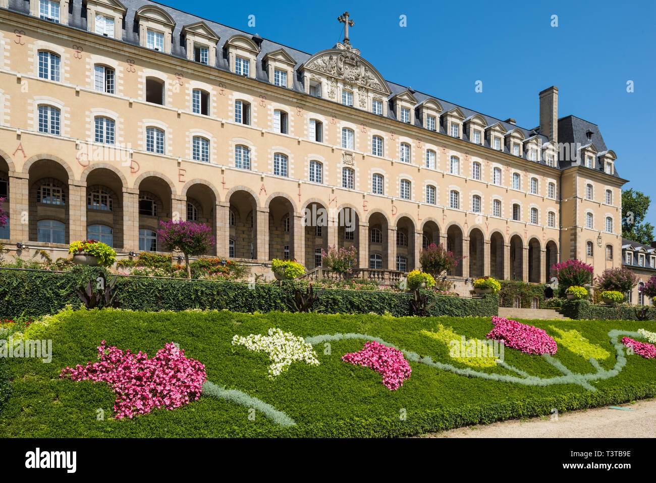 Das Palais Saint-Georges ist ein historisches Gebäude in der Stadt Rennes. Ehemals eine Abteiresidenz, wurde sie 1670 erbaut, um ein viel älteres Abte Foto Stock