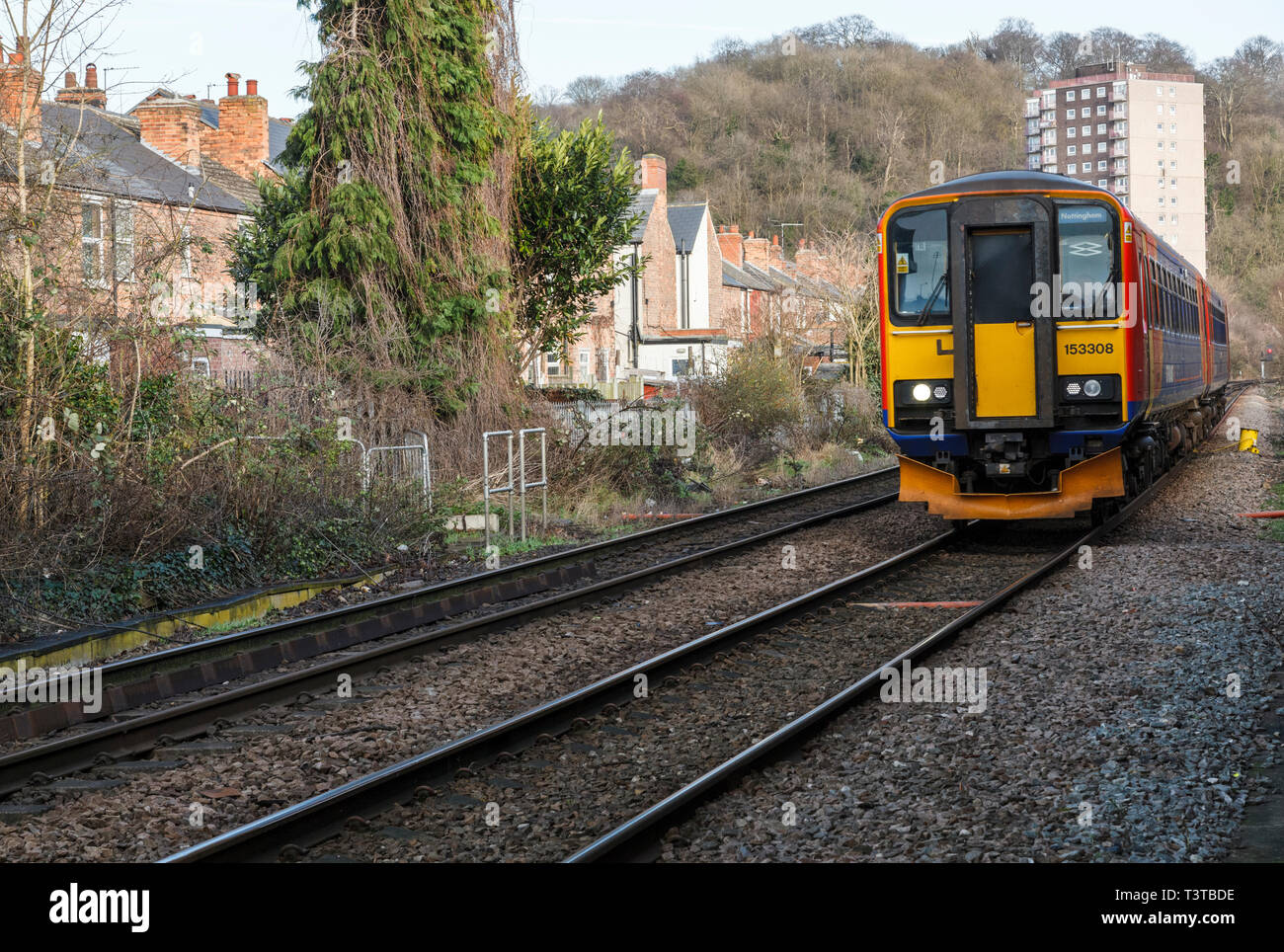 Il treno che passa vicino a case nella periferia di Nottingham come teste verso la città. Sneinton, Nottingham, Inghilterra, Regno Unito Foto Stock