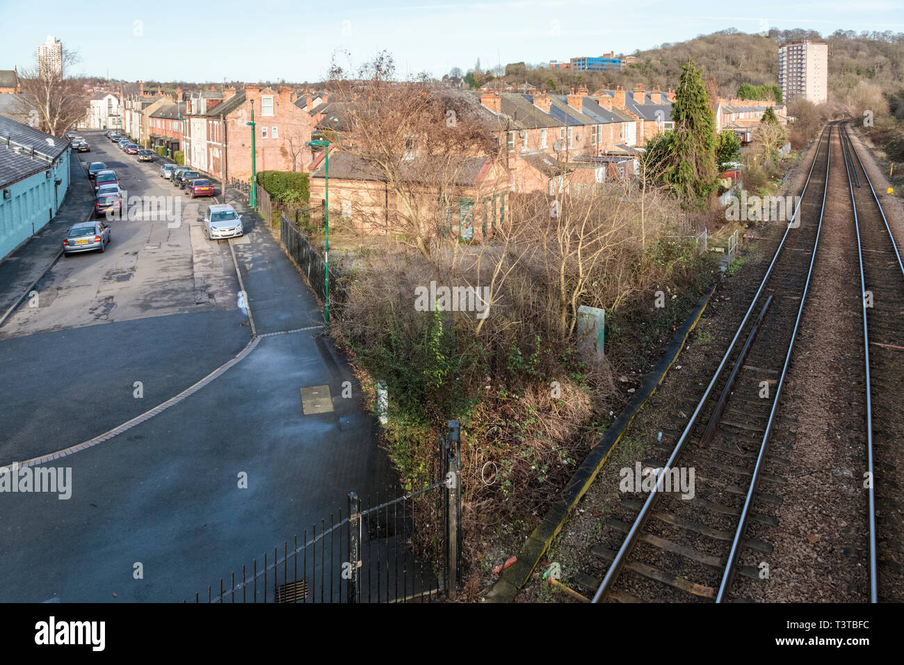 La linea ferroviaria che passa vicino alle case, Sneinton, Nottingham, Inghilterra, Regno Unito Foto Stock