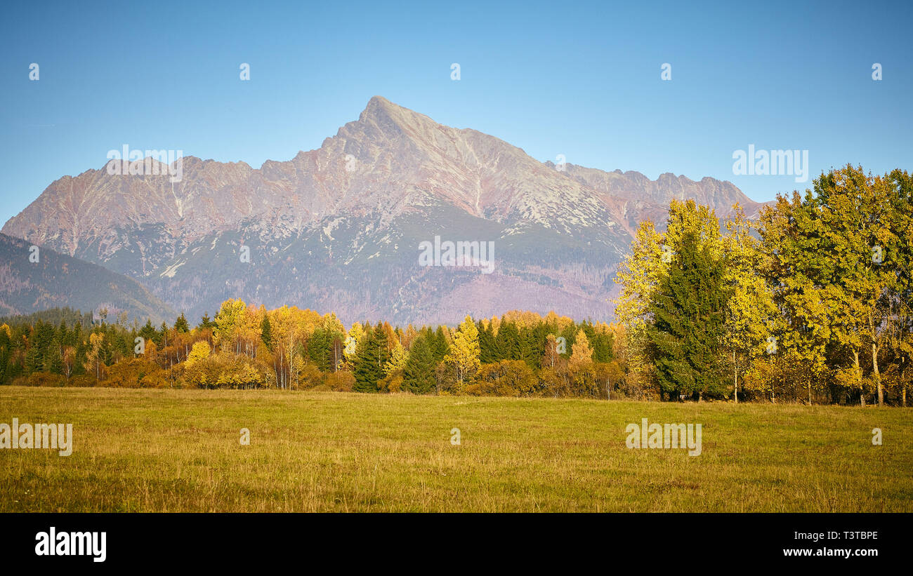 Alti Tatra, Slovacchia. 13 ottobre, 2018. Vista di 'Kriváň' peak da prati vicino al villaggio Pribilina, Alti Tatra, Slovacchia. Foto Stock