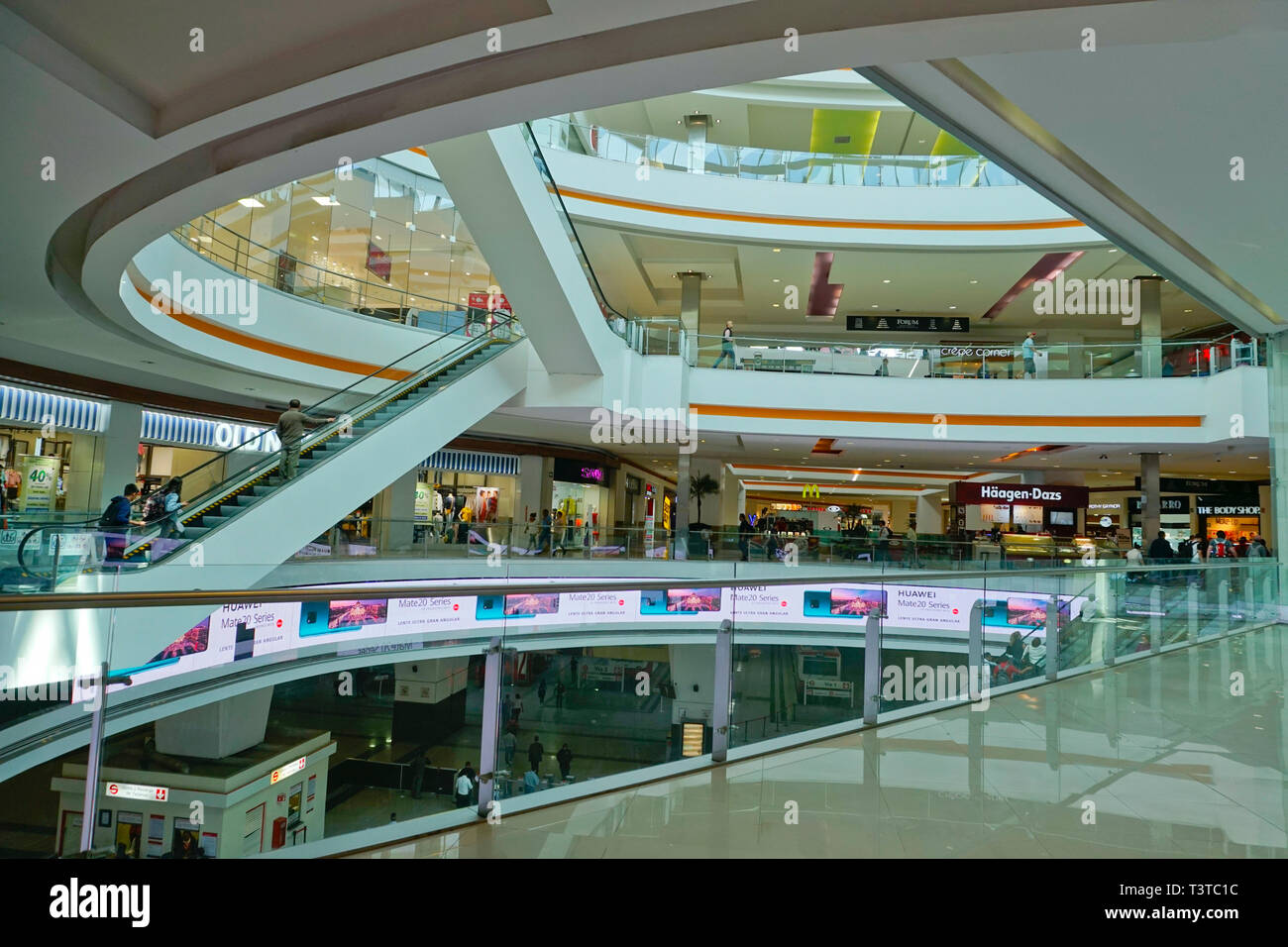 Buenavista Forum shopping mall costruito in cima al Buenavista Stazione ferroviaria nel centro di Città del Messico. Foto Stock