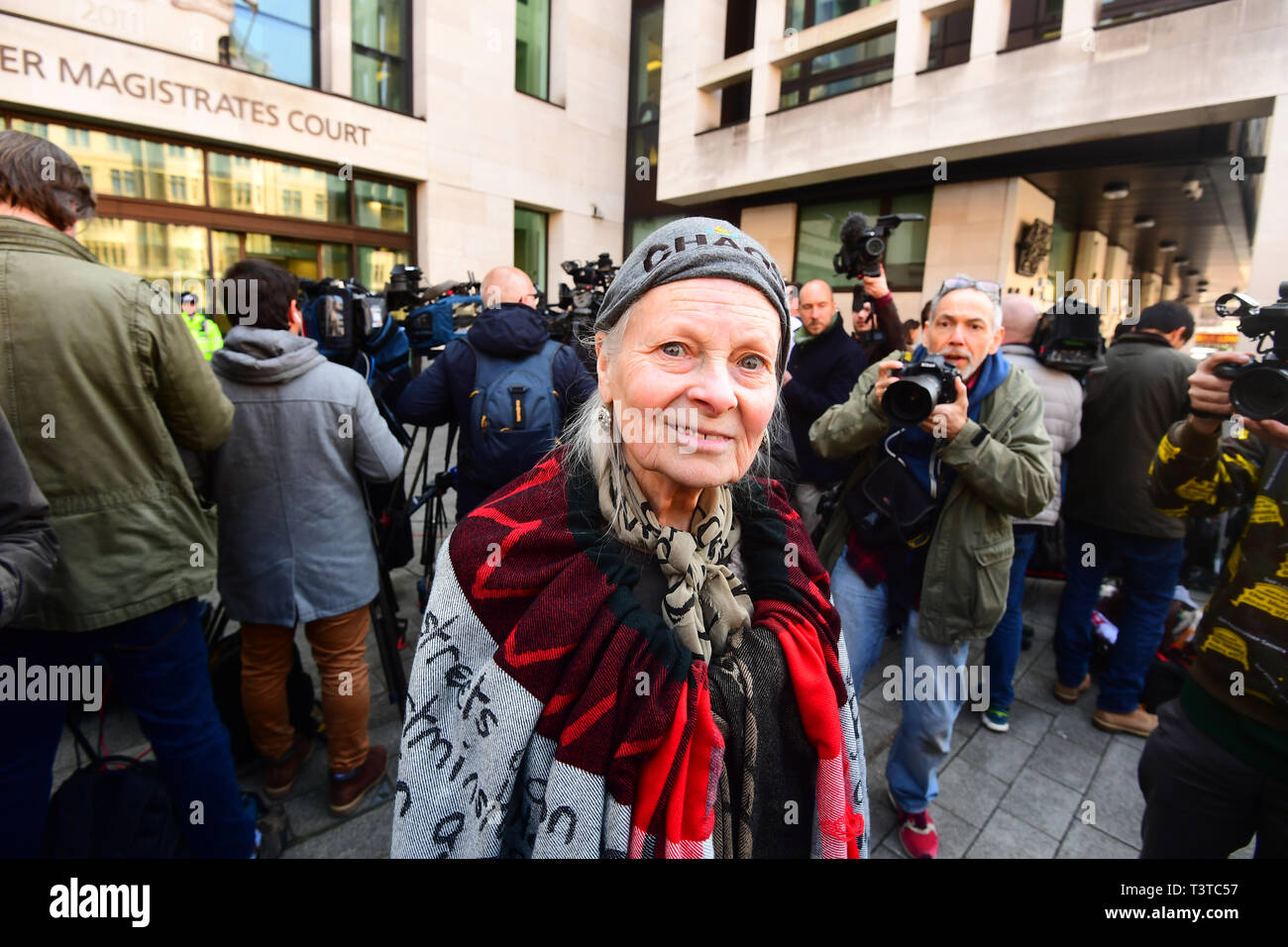 Vivienne Westwood parla ai media al di fuori di Westminster Magistrates' Court di Londra, dopo il fondatore di WikiLeaks Julian Assange è stato arrestato da ufficiali della Polizia Metropolitana e presi in custodia in seguito il governo ecuadoriano ha la revoca del diritto di asilo. Foto Stock