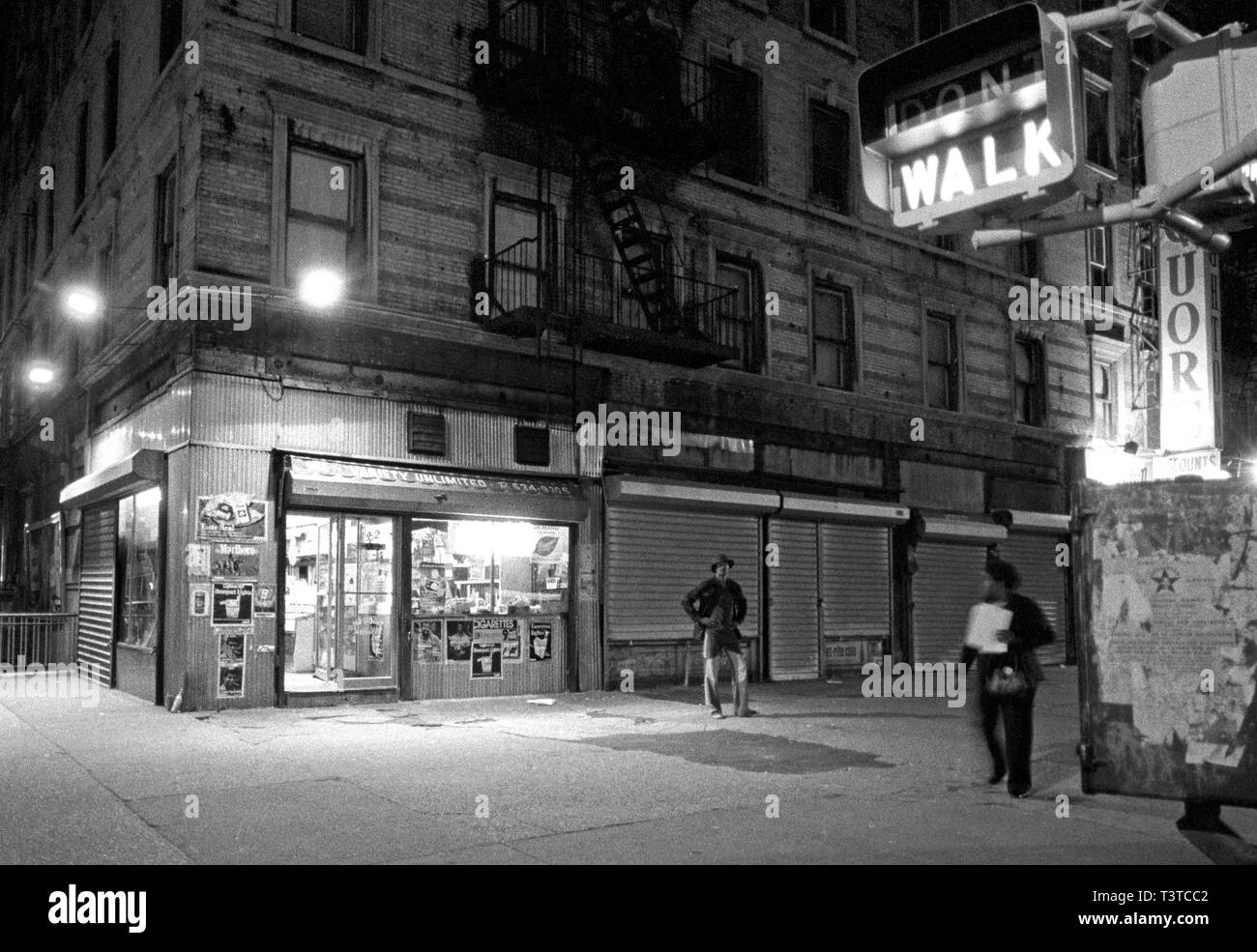Negozio d'angolo, di notte in Harlem 70s, New York City, USA Foto Stock